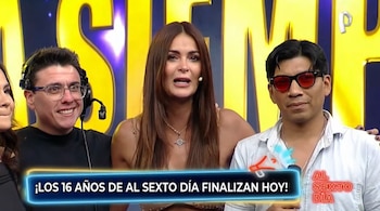 Mujer de cabello castaño y dos hombres en un set de televisión. Texto en pantalla: '¡LOS 16 AÑOS DE AL SEXTO DÍA FINALIZAN HOY!'