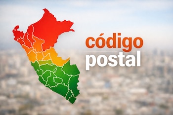 Mapa de Perú segmentado con colores degradados del rojo al verde y el texto 'código postal' en color naranja y blanco, sobre un fondo de ciudad borrosa.
