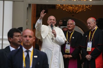 Papa Francisco saluda a los fieles peruanos a su llegada a la Nunciatura Apostólica. (Facebook: Papa Francisco en el Perú)