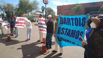 Trabajadores exigiendo la liberación de