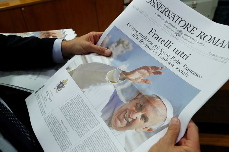 La portada del periódico del Vaticano, L'Osservatore Romano con la foto del papa Francisco y su última encíclica titulada
