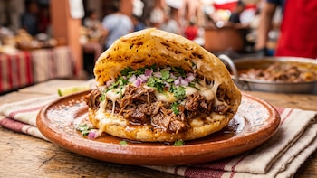 Cómo hacer arepas rellenas de birria con queso Oaxaca y consomé