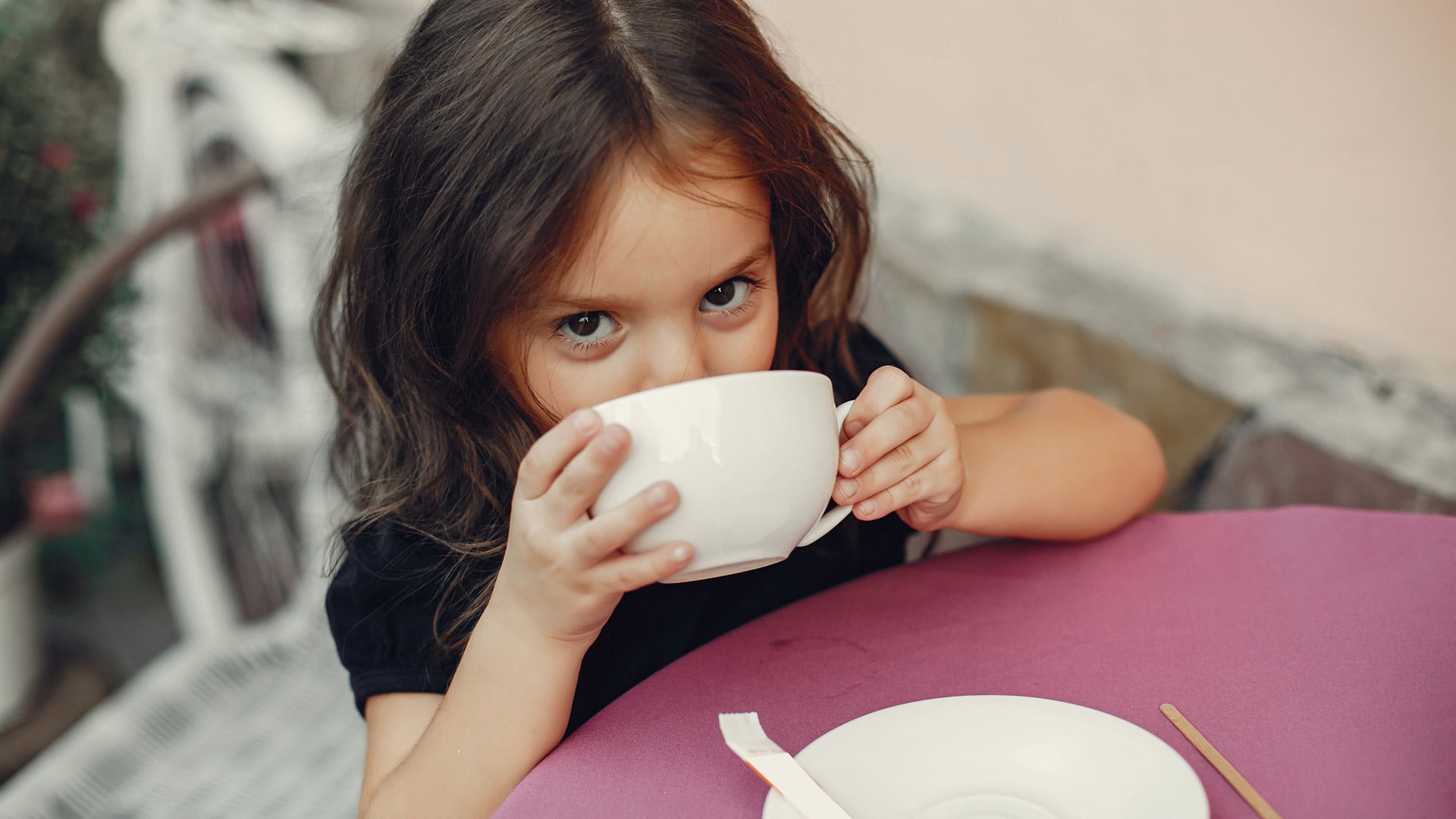La Academia Americana de Pediatría desaconseja el consumo de café en menores de edad (Freepik)