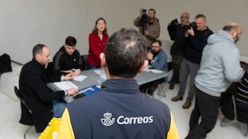 La JEC permite a Correos recurrir a mensajería privada para enviar documentación electoral a andaluces del exterior