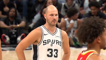 Jugó en cinco países de Europa, sorprendió a los Lakers y debutó en la NBA a los 30 años con San Antonio Spurs