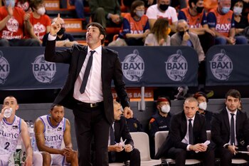 El entrenador del SURNE Bilbao