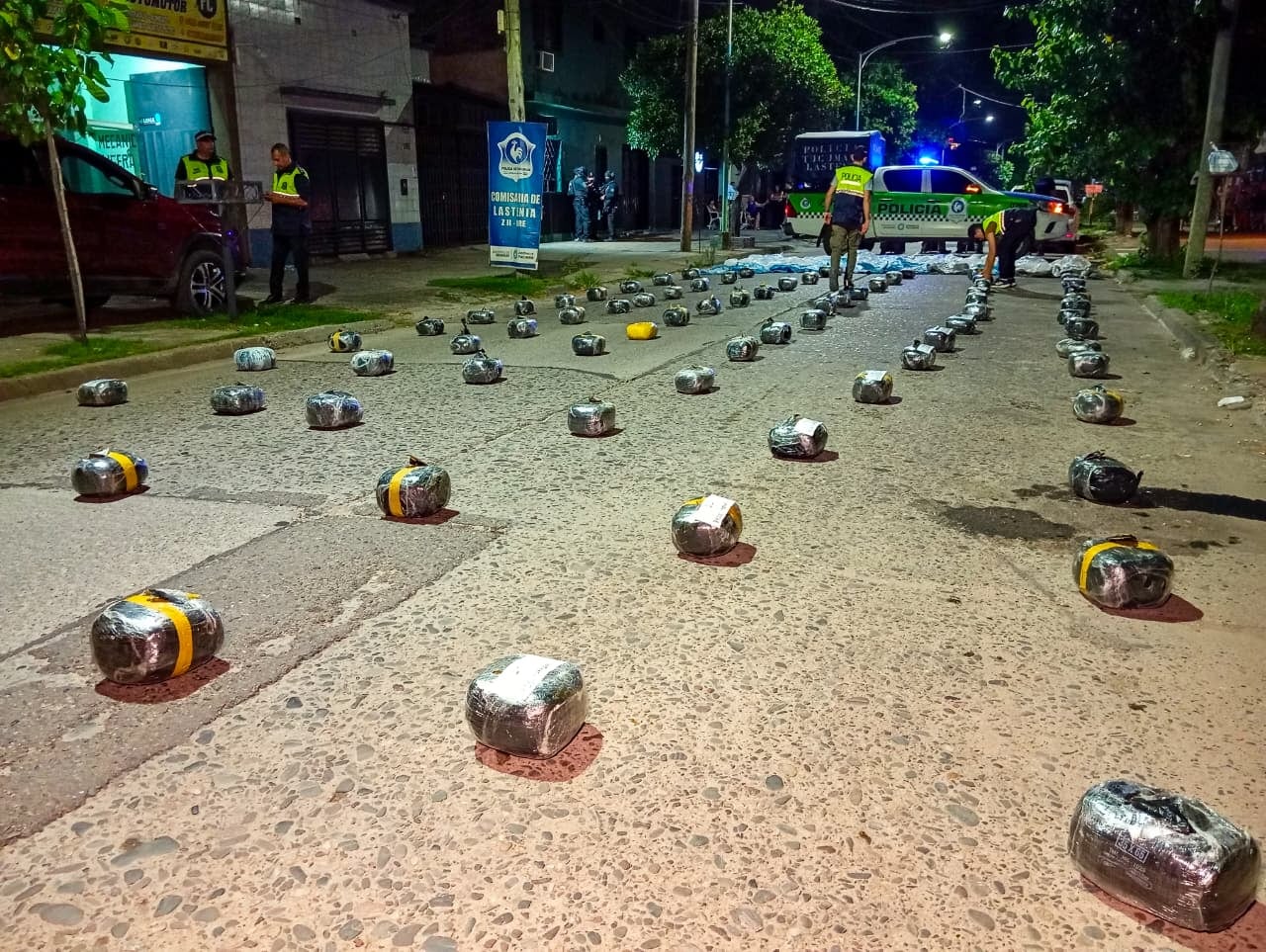 El allanamiento en Villa Luján surgió a raíz de una denuncia por amenazas y permitió la detención de dos adultos y un menor vinculados al almacenamiento de droga