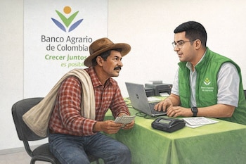 Ilustración de un hombre campesino y un empleado de banco frente a un escritorio con laptop, impresora y papeles, con el logo del Banco Agrario de Colombia al fondo.
