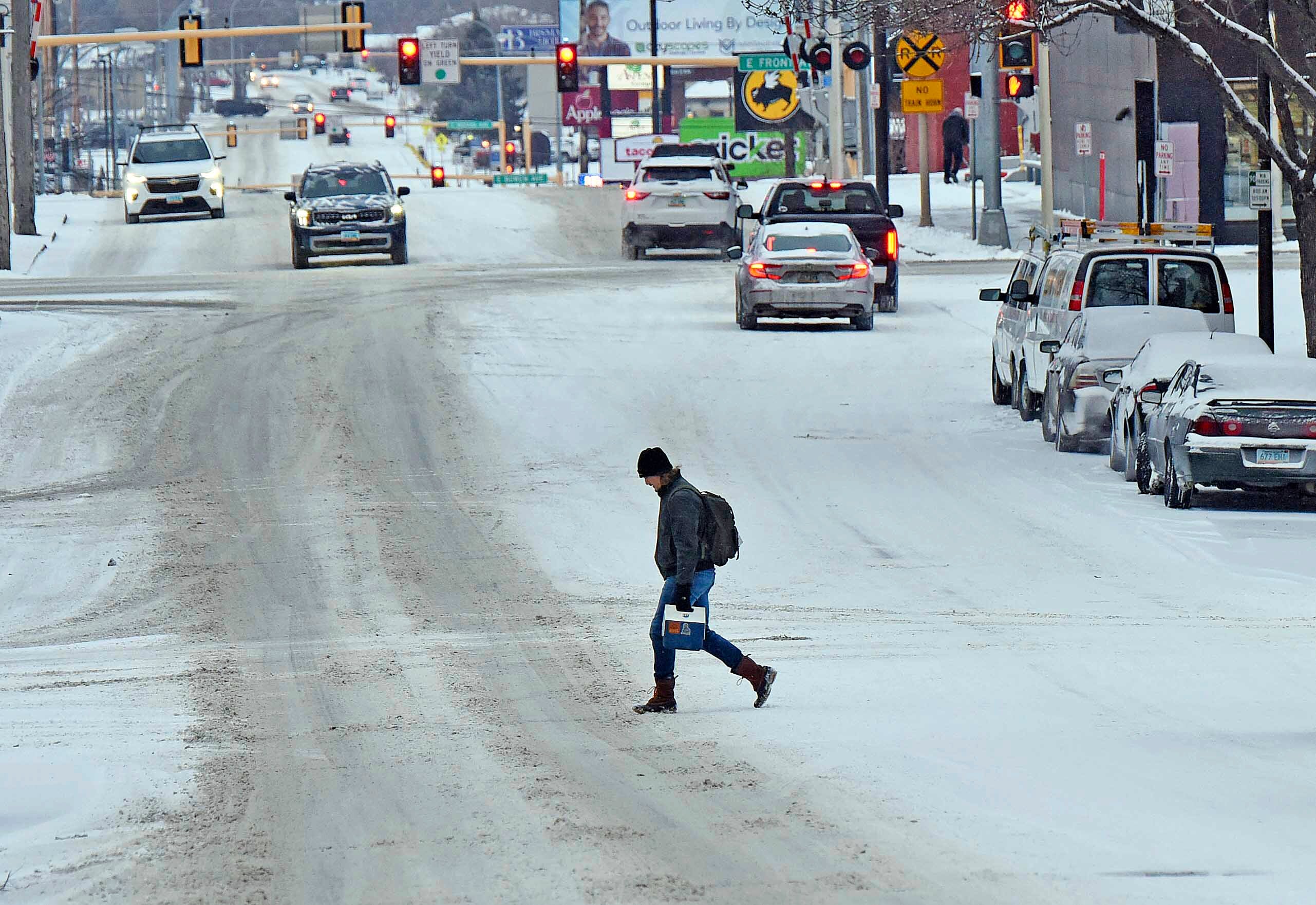 La tormenta invernal afecta a millones de personas en el centro-norte de Estados Unidos en vísperas de Acción de Gracias. (Tom Stromme/The Bismarck Tribune via AP)