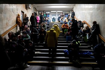 Gente refugiada en una estación