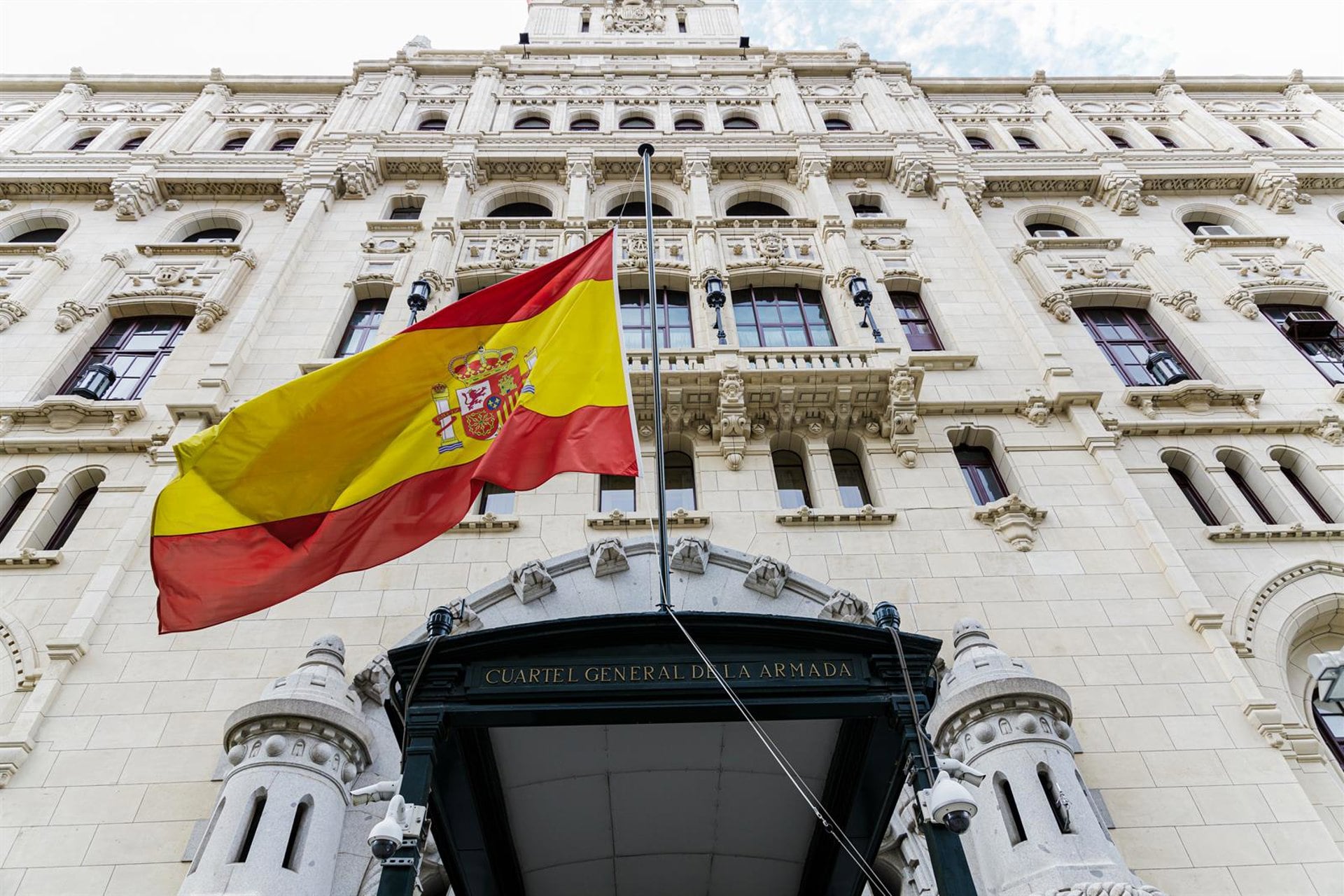 01/04/2023 Entrada del Cuartel General de la Armada, a 1 de abril de 2023, en Madrid, (España). Se trata de un edificio neogótico situado en el Paseo del Prado. Fue diseñado por los arquitectos José Espelius y Francisco Javier de Luque. Su construcción se inició en 1925, en terrenos pertenecientes a los Jardines del Buen Retiro, siendo inaugurado en 1928. Cuenta con una fachada principal de corte historicista y en su esquina Sureste, en una parte moderna del edificio, posee en sus bajos la entrada al Museo Naval.POLITICA Carlos Luján - Europa Press