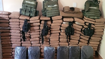 Desarticulan en Juchitán un centro de operaciones criminales y confiscan más de 150 paquetes de droga, armas y arsenal bélico