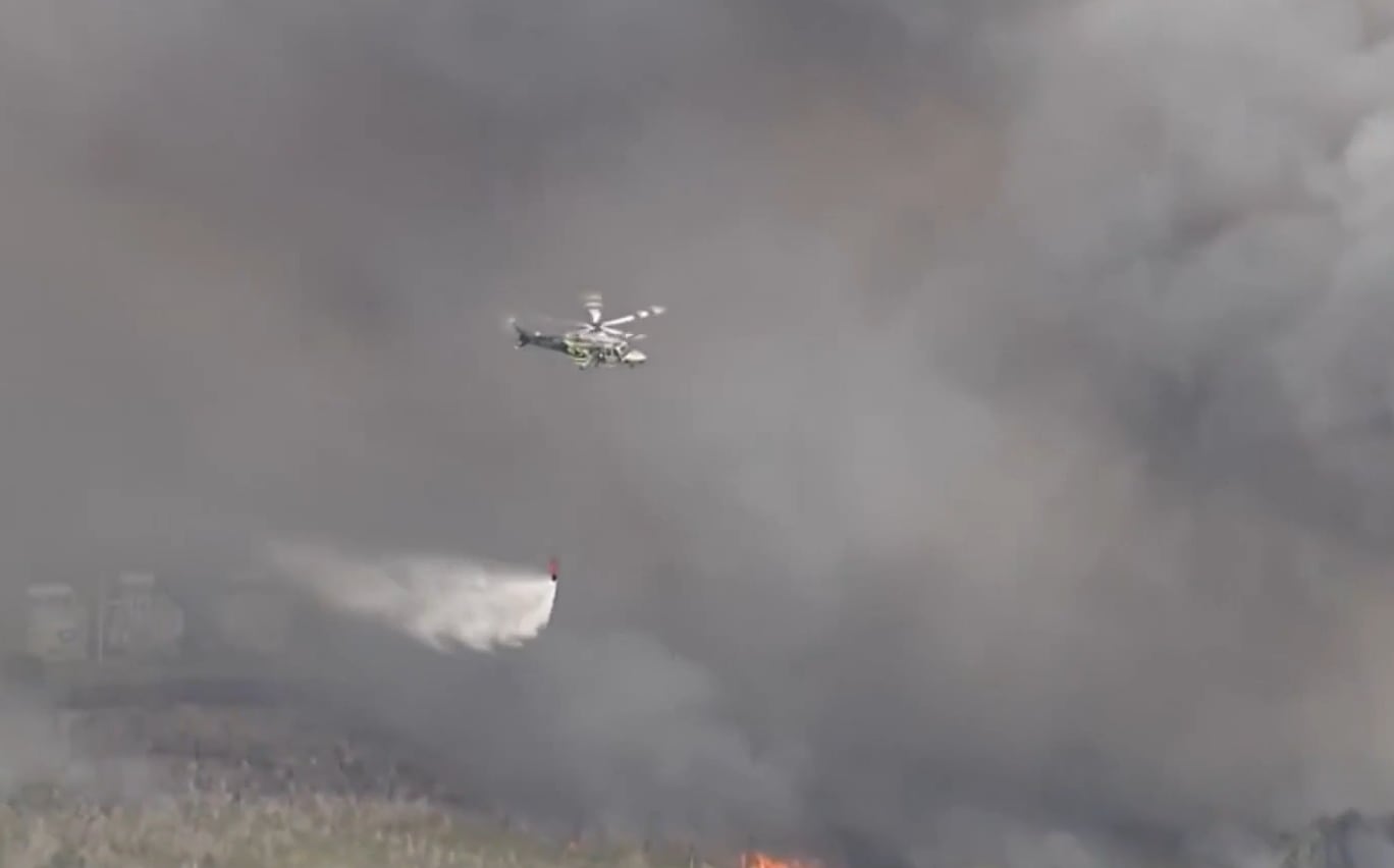 Miami-Dade Fire Rescue y el Servicio Forestal de Florida respondieron al incendio, que fue elevado a tercera alarma y requirió descargas de agua desde el aire (NBC 6)