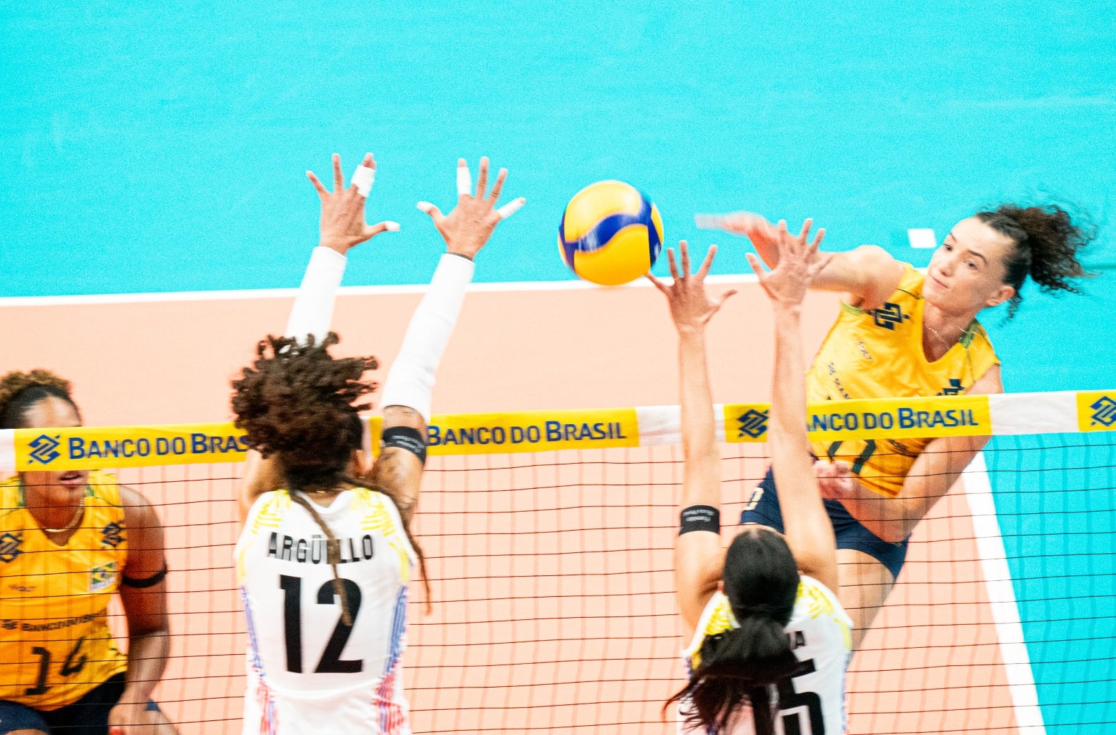 Gabi Guimarães enfrentando a Venezuela por el Campeonato Sudamericano de Vóley 2026. Crédito: CSV