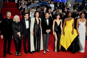 Finneas O'Connell, la cantante Billie Eilish, el actor Rami Malek, el director Cary Fukunaga, Ana de Armas, Lashana Lynch y Naomie Harris posan durante el estreno mundial de la nueva película de James Bond "No Time To Die" en el Royal Albert. Hall en Londres, Gran Bretaña, 28 de septiembre de 2021 (Reuters)