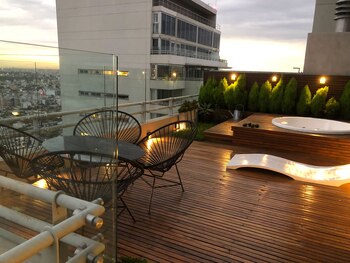 Posee una terraza de 35