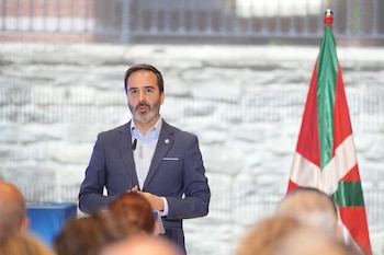 23/06/2026 El consejero de Turismo, Comercio y Consumo del País Vasco, Javier Hurtado, interviene durante el acto de balance y proyección de futuro 'Ongizatean hazi, Herria hazi-Crecer como País, crecer en bienestar', en el Palacio de Ajuria Enea, a 23 de junio de 2026, en Vitoria, Álava, País Vasco (España). El acto está centrado en evaluar los avances recientes y las metas para los próximos años.
POLITICA
Iñaki Berasaluce - Europa Press