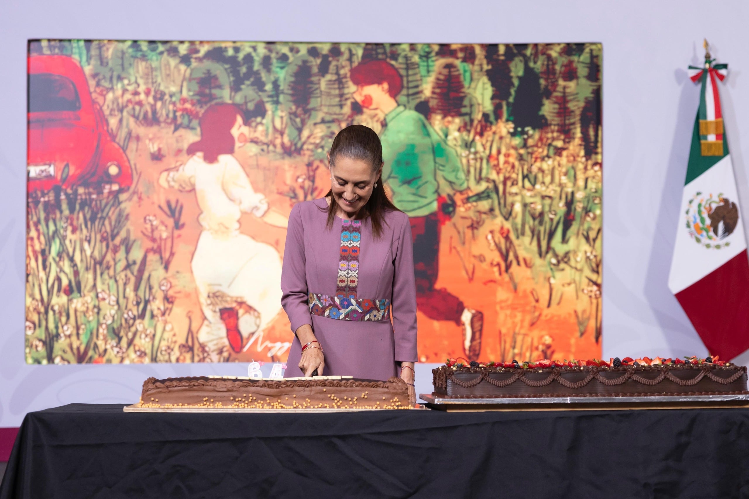 En “La Mañanera del Pueblo”, reporteros cantaron “Las Mañanitas” y Sheinbaum partió dos pasteles de chocolate con personal de Presidencia. | Presidencia