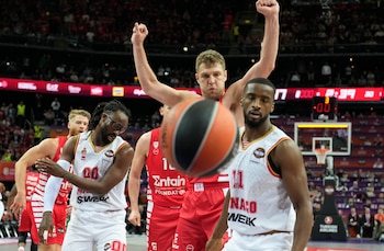 Vezenkov reacciona con garra frente a la desidia de los jugadores del Mónaco (REUTERS/Ints Kalnins)