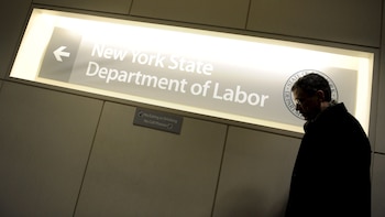 Un hombre pasa ante un