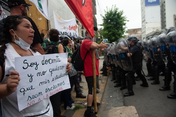 Cara a cara los manifestantes