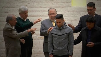 En 2014, tras la lesión de rodilla que dejó a Falcao fuera del Mundial de Brasil, Casa Sobre la Roca le brindó respaldo espiritual y emocional - crédito Captura de Video YouTube/Las 2 Orillas