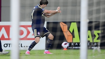 Hormiga González se estrena en Europa y marca su primer gol con el Olympiacos