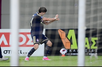 Después de tanto insistir, finalmente se le dio la anotación al ex delantero de Chivas en su primer partido como titular. (Olympiacos FC)