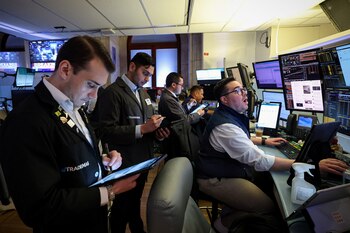 Operadores trabajan en la Bolsa