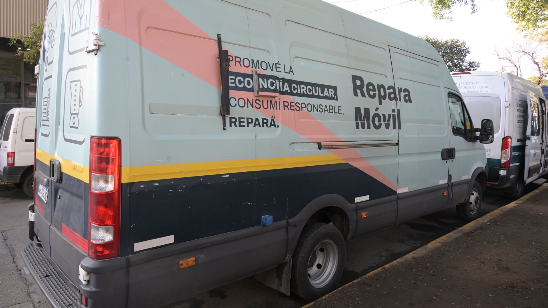 La iniciativa cuenta con el “Repara Móvil”, una camioneta que recorre semanalmente distintas plazas y ofrece talleres itinerantes en cuatro rubros clave: textil, electricidad y electrónica, bicicletas y libros (Fotos: Fernando Calzada)