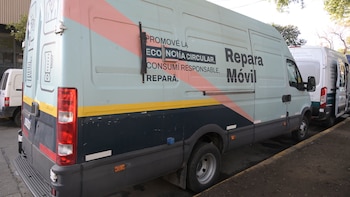 La iniciativa cuenta con el “Repara Móvil”, una camioneta que recorre semanalmente distintas plazas y ofrece talleres itinerantes en cuatro rubros clave: textil, electricidad y electrónica, bicicletas y libros (Fotos: Fernando Calzada)