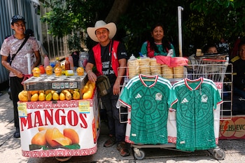 Réplicas no autorizadas de la camiseta de la selección de México en el Mundial a la venta en una calle de la Ciudad de México, el martes 30 de junio de 2026. (AP Foto/Marco Ugarte)