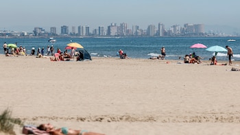 El verano se adelanta con máximas que superan los 35 grados en casi toda España mientras que una DANA deja lluvias en el norte