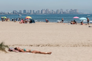 La playa de La Patacona de Alboraya, a 24 de mayo de 2026. (EFE/Manuel Bruque)