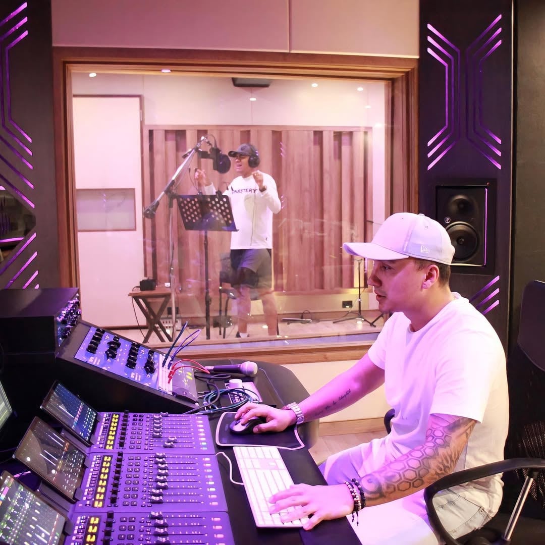 “Ahí hay música por toneladas”, dijo Yeison Jiménez en su último mensaje de voz, reflejando su entusiasmo y creatividad - crédito @salvajemusic/ Instagram