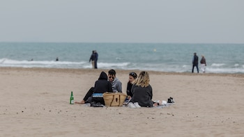 Sara, una española que vive en Suiza, defienda una costumbre de ambos países que quieren eliminar los hosteleros de Valencia: “En Basilea hay hasta planchas en la calle”