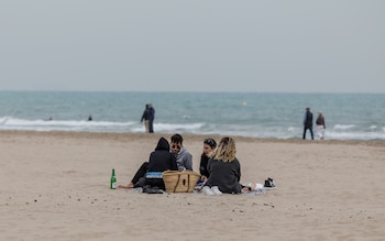 Un grupo de jóvenes en la playa la Malvarrosa en Valencia. (Rober Solsona / Europa Press)