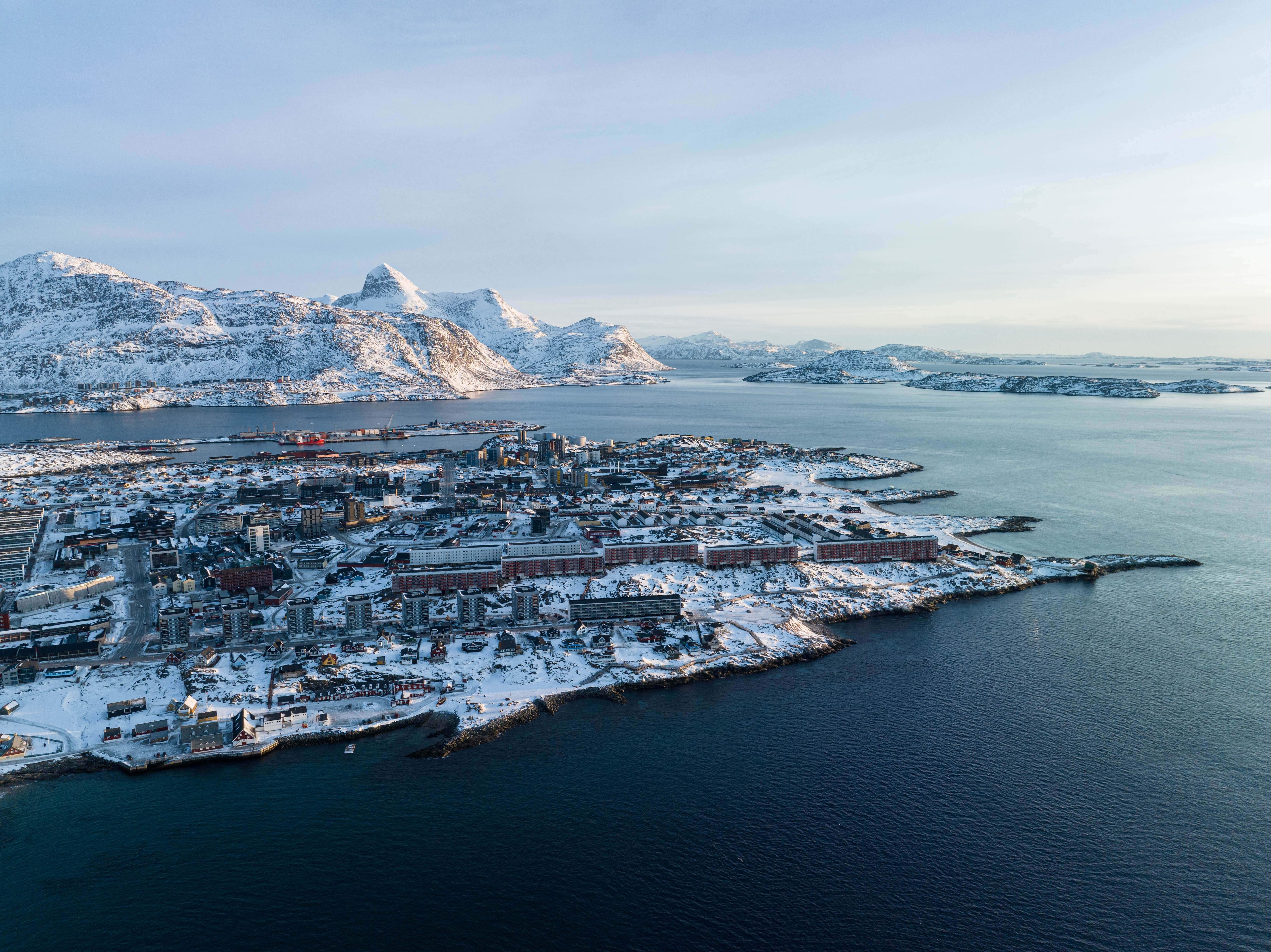 Vista de viviendas en la costa de Nuuk, Groenlandia, el 25 de enero de 2026 (AP Foto/Evgeniy Maloletka)