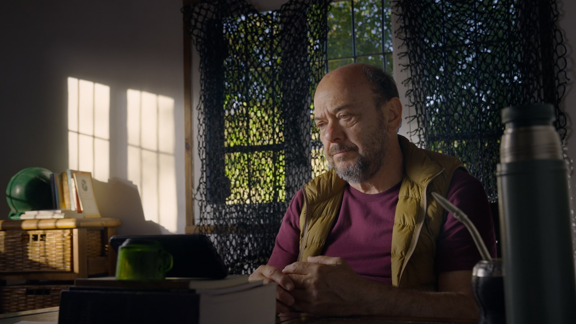 Luis Ziembrowski compone el personaje de un pescador que cae de la lancha en el mar en