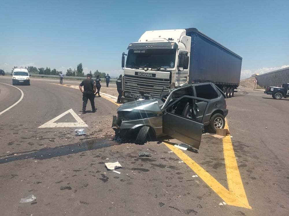 El accidente en la Ruta 60 de Maipú involucró a un camión Scania de origen brasileño y un Fiat Uno, cuyas causas aún siguen bajo investigación