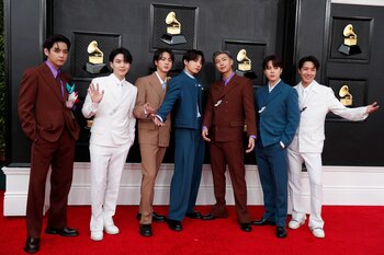 BTS posa en la alfombra