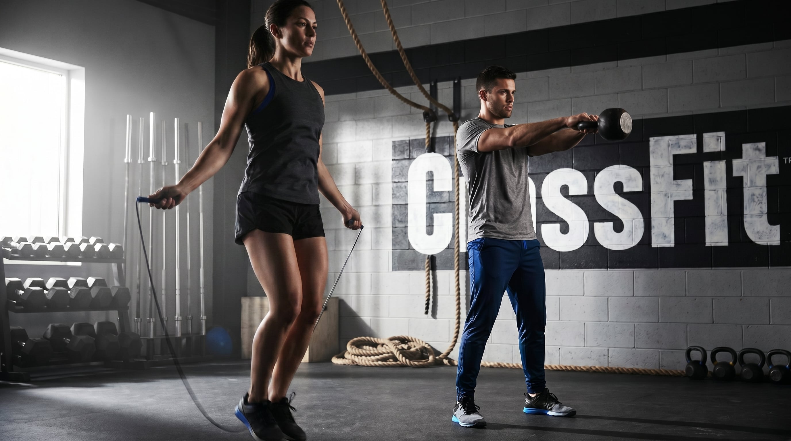 El entrenamiento grupal tipo CrossFit aporta un componente social de compromiso y estímulo que ayuda a sostener la constancia y reduce el riesgo de abandonar la rutina. (Imagen Ilustrativa Infobae)