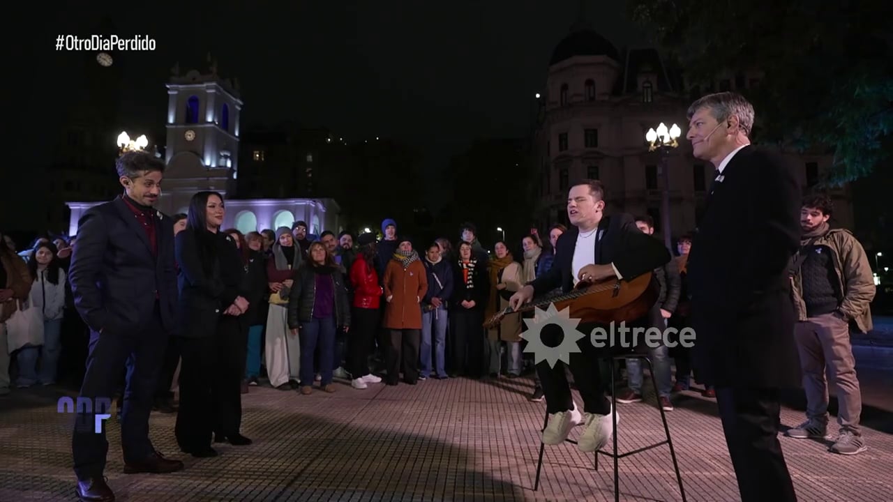 Nahuel Pennisi emocionó al público en Plaza de Mayo durante el homenaje del 25 de mayo frente al Cabildo