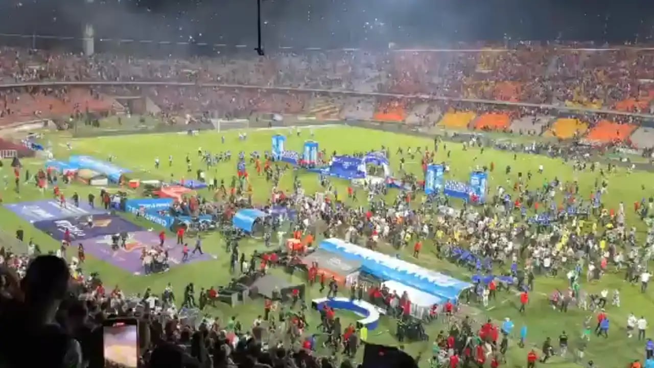 Caos en el Atanasio Girardot: Hinchas del DIM invaden la cancha tras la final de Nacional en la Copa BetPlay 2025