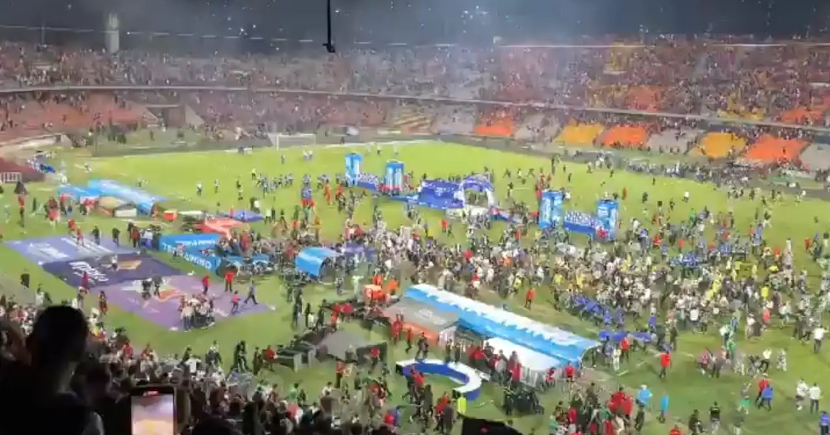 Caos en el Atanasio Girardot: Hinchas del DIM invaden la cancha tras la final de Nacional en la Copa Colombia - Infobae