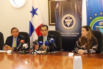 En el orden usual, Juan Antonio Ledezma, presidente de la Cámara de Comercio de Panamá Oeste, y Aurelio Barría Pino, de la Cámara de Comercio de Panamá. (CCIAP)