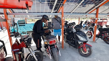“Solineras” la alternativa comunitaria de una pareja cubana ante la crisis energética de la isla