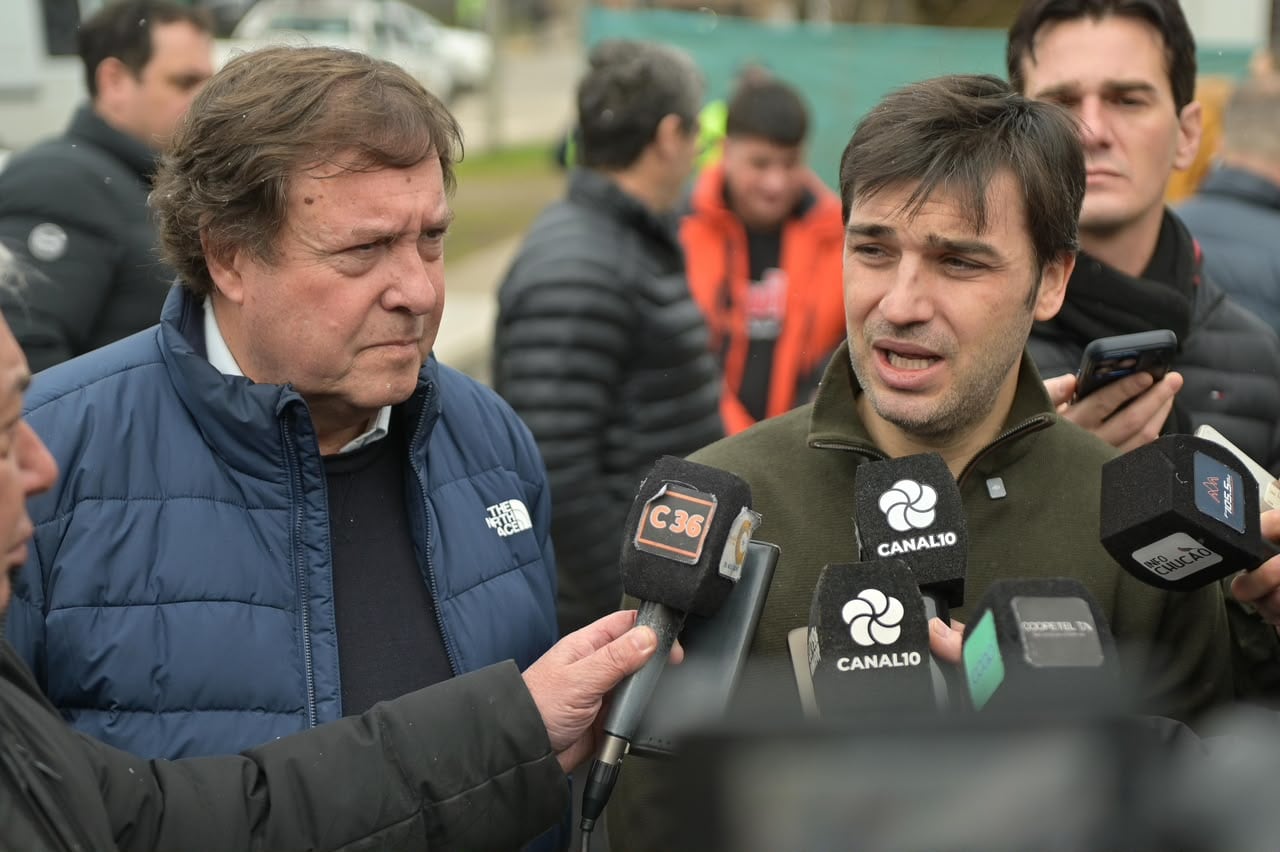 Torres y Weretilneck firmaron el convenio en El Bolsón ante los intendentes de la Comarca Andina, autoridades provinciales, legisladores y vecinos de la región