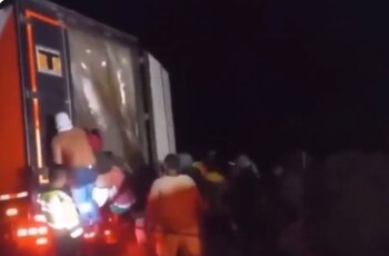 Camión saqueado en la vía