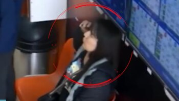 Al aprovechar la ausencia momentánea